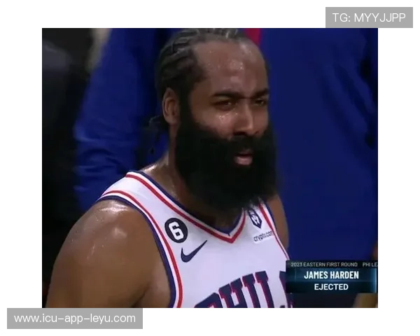 哈登突破上篮造犯规并罚中，76人坚持到底